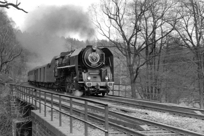  Parný rušeň 475.1091 + Da + súprava Ba na dvojkoľajnej trati na krátkom plechovom moste. Pohľad zprava zpredu. Foto: K. Vaculovič, cca 1975. 180 x 130 