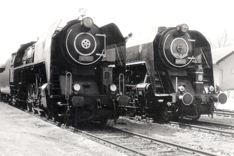  Parné rušne 475.101 a 475.179 v Chotěboři na oslavách 120. výročia trate Pardubice - Havl. Brod. Pohľad zprava zpredu. Anon., 12.5.1991. 170 x 122 