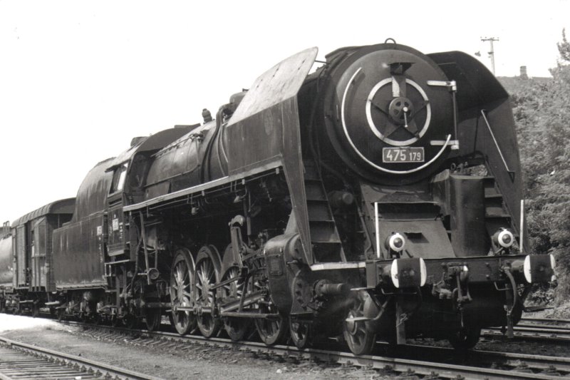  Parný rušeň 475.179 + D + Ra atď. v Žalhosticiach. Pohľad zprava zpredu. Foto: M. Martínek, 1977. 180 x 120 