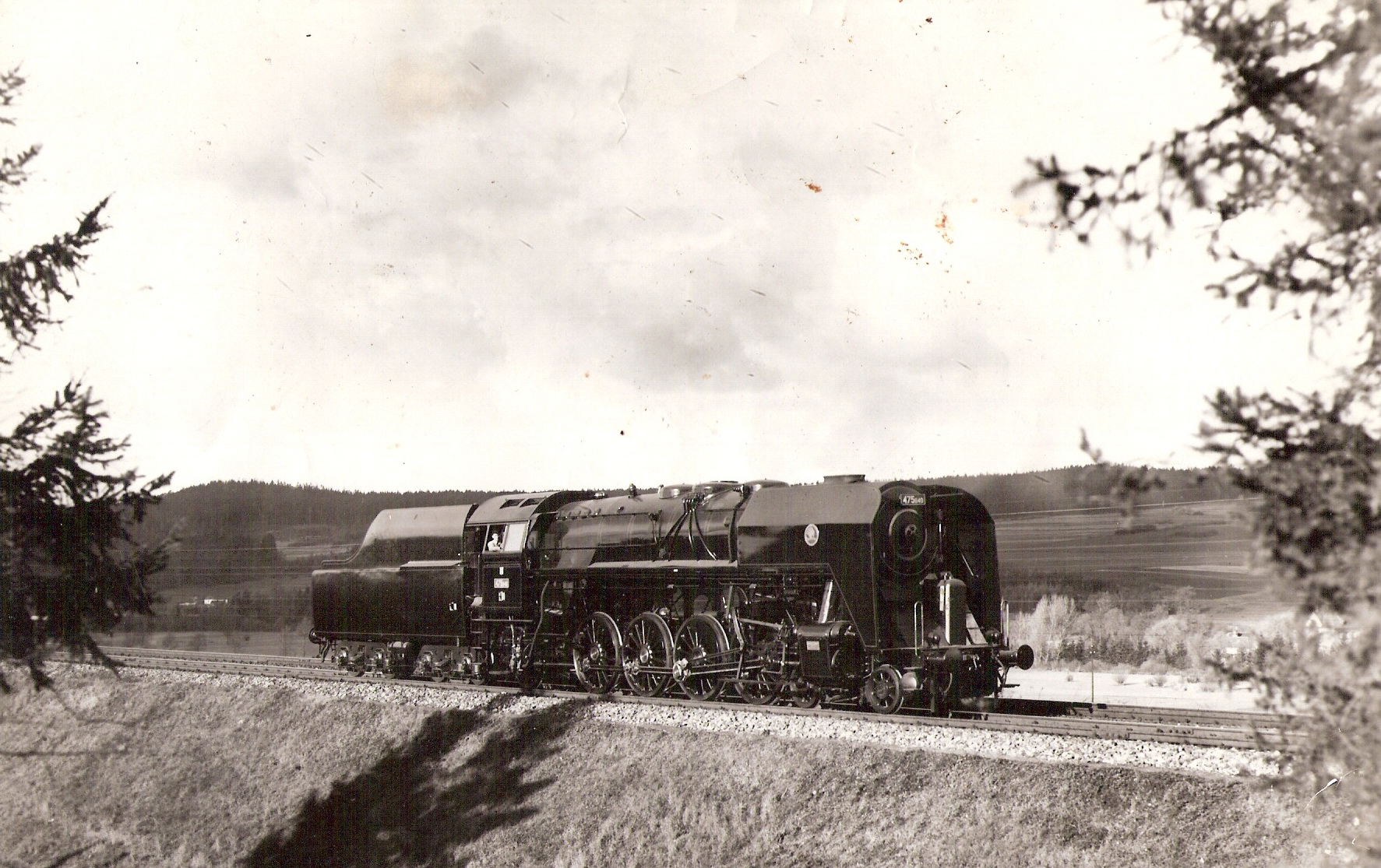  Parný rušeň 475.1140 počas skúšobnej jazdy na dvojkoľajnej trati. Pohľad zprava zpredu. Anon., cca 1950. 230 x 170 