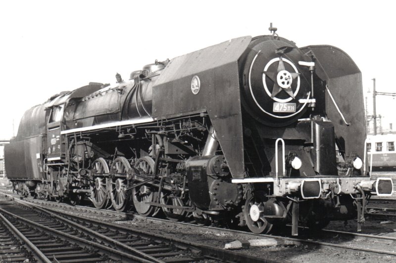 Parný rušeň 475.1139 v Přerove (?). Pohľad zprava zpredu. Anon., cca 1970. 148 x 100 