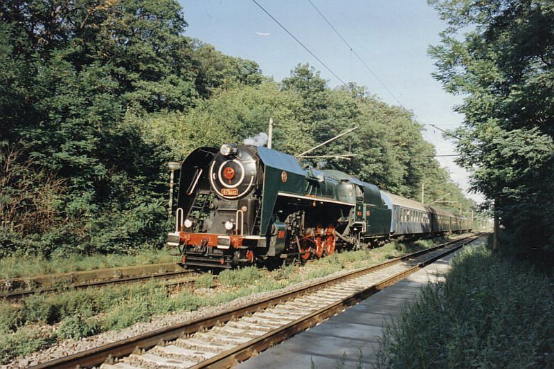  Parný rušeň 475.1142 s mim. vlakom (podvozk. vozne) Přerov - Bratislava pri prech. zast. Bratislava Železná Studienka. Pohľad zľava zpredu. Foto: P. Kukučík, 11.9.1993. 173 x 126, COLOR 
