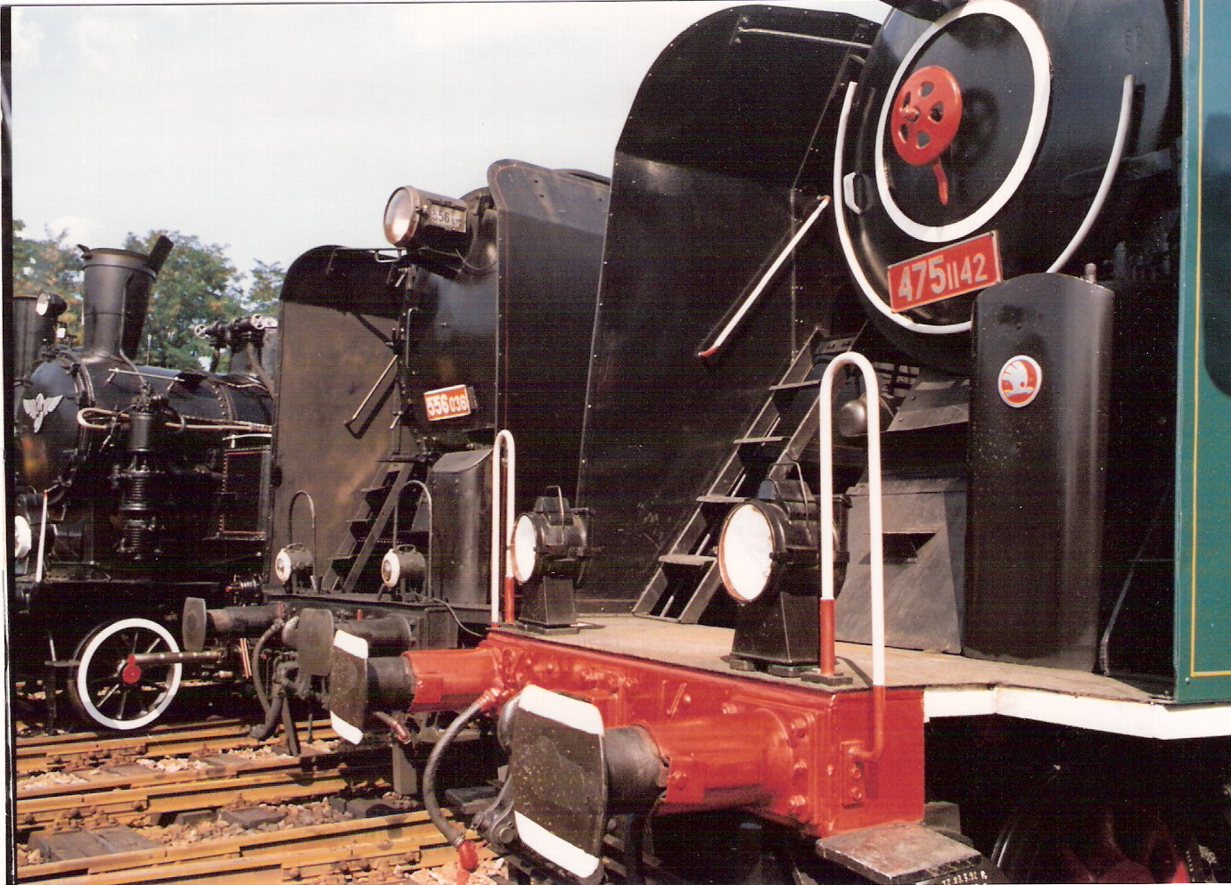  Parné rušne 375 MÁV, 556.036 a 475.1142 na paprskoch depa Bratislava hl. Pohľad na čelá vedľa seba stojacich vystavených rušňov. Foto: P. Kukučík, 12.9.1993. 173 x 126, COLOR 