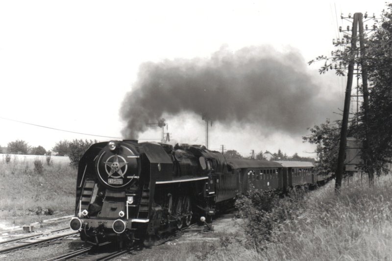  Parný rušeň 475.179 + súprava Bai pri odchode zo žst. Šlapanice. Pohľad zľava zpredu. Za rušňom mech. odchod. návestidlá. Telegraf. Tyč. Foto: O. Čížek, 2.7.1989. 168 x 112 