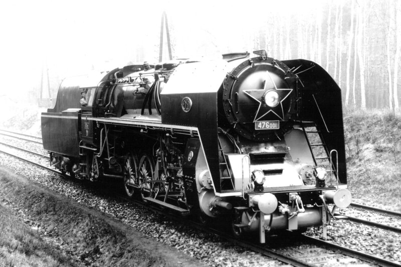  Parný rušeň 476.001 počas skúšobnej jazdy na dvojkoľajnej trati. Pohľad zprava zpredu. Anon., cca 1950. 230 x 170 