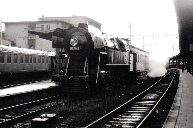  Parný rušeň 477.043 so salón. vozňom pri 5. peróne žst. Bratislava hl. Pohľad zľava zpredu. Vpravo 4. perón. Foto. J. Horník, 18.10.1980. 148 x 105 