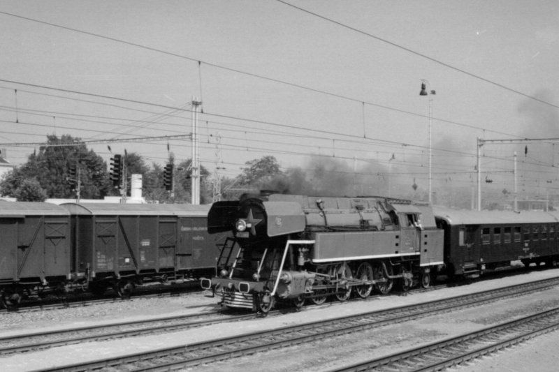  Parný rušeň 477.043 + Bai v Brne v rámci podujatia 150 rokov železníc na území ČSSR. Foto: Z. Piešová, júl 1989. 123 x 90, COLOR 