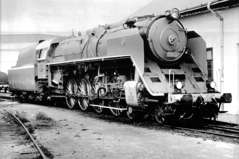  Parný rušeň 498.022. Pohľad zprava zpredu. Vzadu dielenské budovy. RD Brno (?) Foto: M. Hájek, 23.6.1989. 178 x 126 
