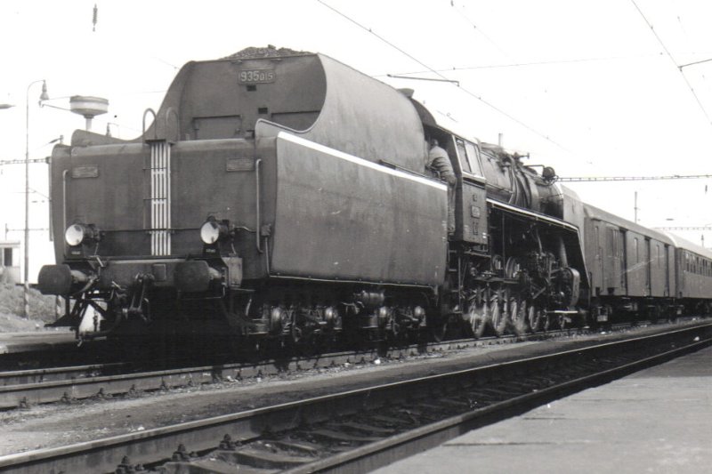  Parný rušeň 498.022 + Da + Ba v Nymburku. Pohľad zprava zozadu. Nekrytý perón, trolej, osvetľ. stĺpy. Foto: O. Čížek, 16.4.1990. 166 x 118 