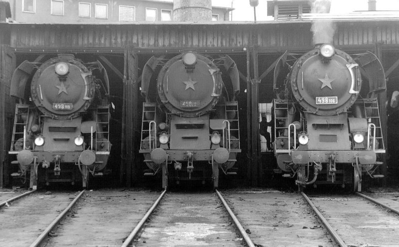  Parné rušne 498.113, 498.112, 498.106 v RD Bratislava hl. Pohľad na čelá rušňov od točne. Foto: O. Řepka, 19.9.1971. 240 x 178 