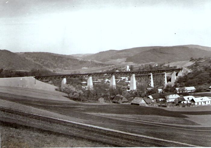  Most v km 36´/6 na trati Strážske - Prešov. Pohľad z diaľky z vonk. strany oblúka. Pod strednými poľami je lešenie. Pod mostom obytné domy, vzadu hory. Anon., cca 1943, 178 x 122 