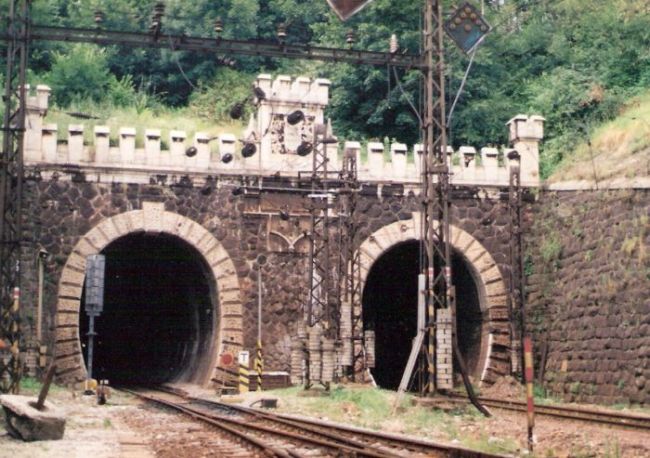  Bratislava - bratislavský portál tunelov. Foto: M. Entner, 17.7.1995. 126 x 89, COLOR 