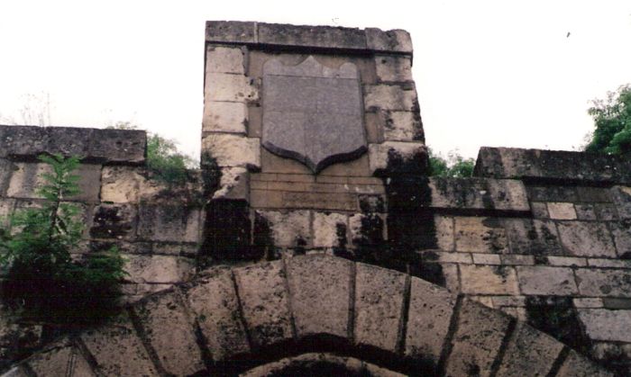  Bratislava - lamačský portál rovného (staršieho) tunela, detailný pohľad na erb nad klenákom portálu. Foto: M. Entner, 17.7.1995. 126 x 88, COLOR 