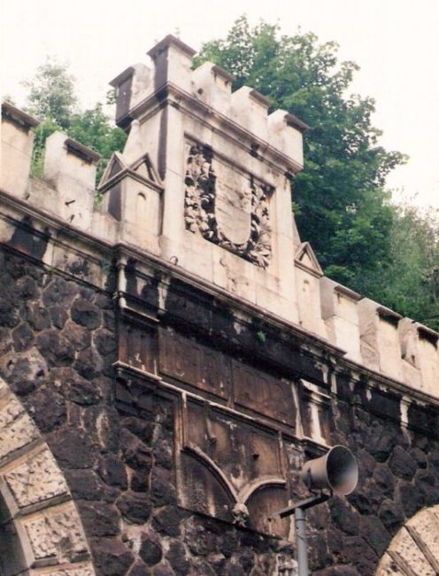  Bratislava - bratislavský portál tunelov, detailný pohľad na erb medzi tunelmi. Foto: M. Entner, 17.7.1995. 88 x 126, COLOR 