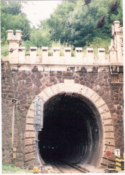  Bratislava - bratislavský portál rovného (staršieho) tunela. Foto: M. Entner, 17.7.1995. 88 x 126, COLOR 