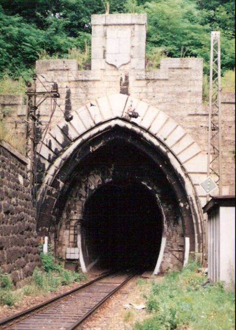  Bratislava - lamačský portál oblúkového (novšieho) tunela. Foto: M. Entner, 17.7.1995. 88 x 126, COLOR 