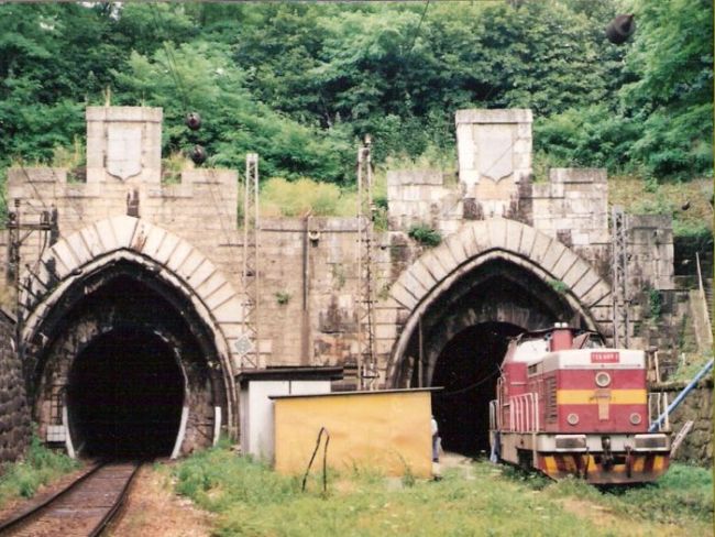  Bratislava - lamačský portál tunelov, pred rovným stojí tunelárska 725 609-2. Foto: M. Entner, 17.7.1995. 126 x 88, COLOR 