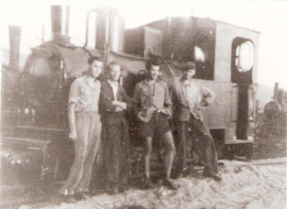  Úzkorozchodný p. rušeň s póz. robotníkmi. Text: Z navážania materiálu na hrádzu kanála v Opatovej, r. 1953. Anon., 1953. 110 x 88, repro: T. Grófová. Rozostrené 