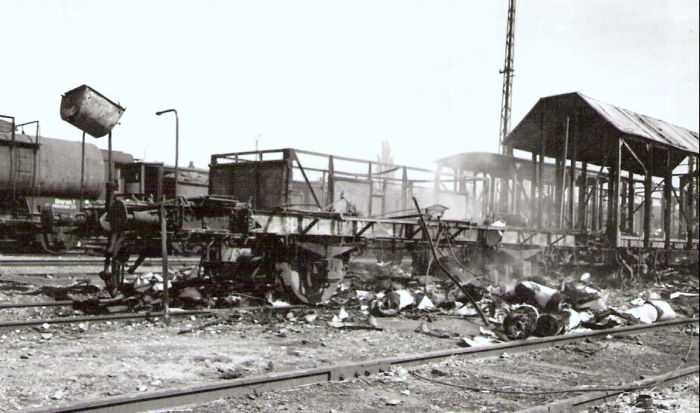  Bratislava sriaď. nádražie. Rozbité a zhorené vozne v smerovej skupine po bombardovaní. Anon., 1945. 123 x 83, 