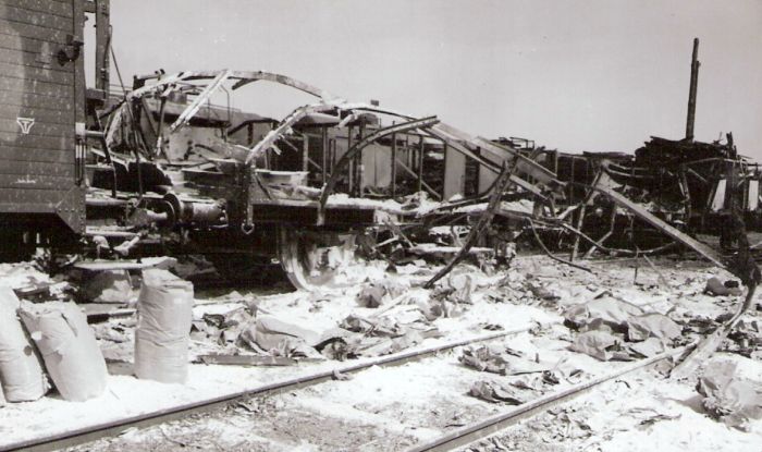  Bratislava sriaď. nádražie. Rozbité a zhorené vozne v smerovej skupine po bombardovaní. Anon., 1945. 123 x 83 