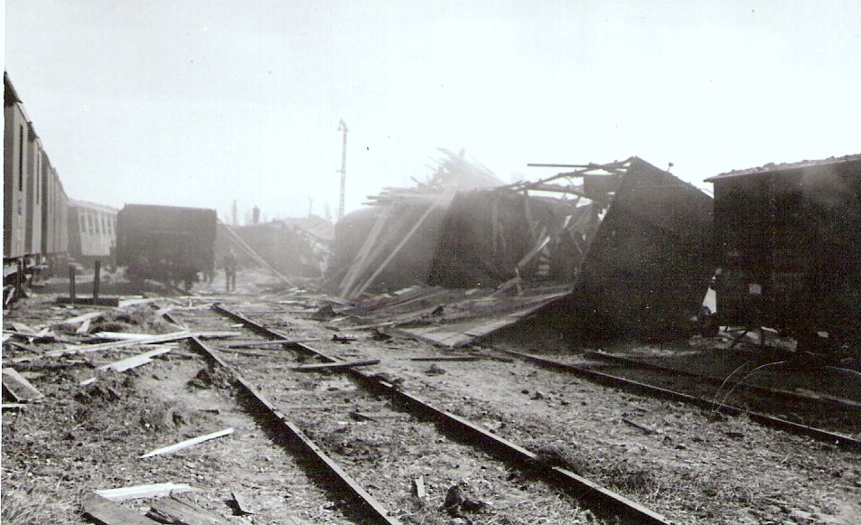  Bratislava sriaď. nádražie. Rozbité a zhorené vozne v smerovej skupine po bombardovaní. Anon., 1945. 123 x 81 