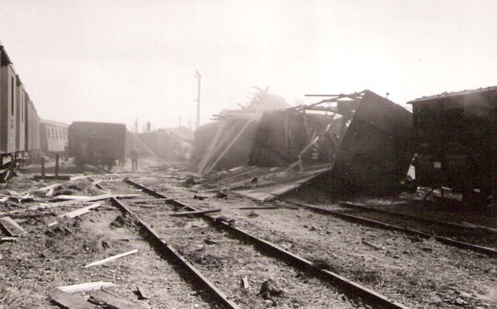  Bratislava sriaď. nádražie. Rozbité a zhorené vozne v smerovej skupine po bombardovaní. Anon., 1945. 123 x 81 