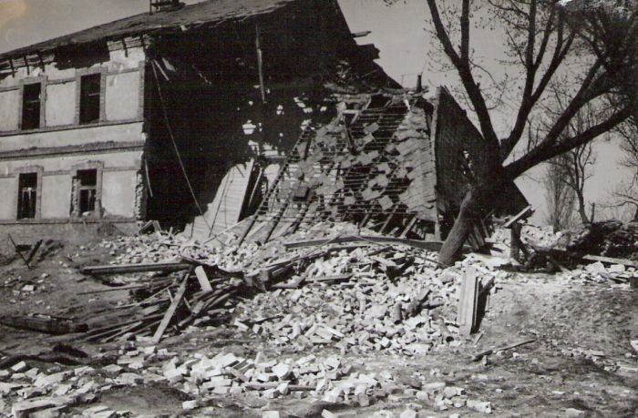  Bratislava sriaď. nádr. - rozbité železničné obytné domy po bombardovaní (kolónia, v úrovni býv. výpr. budovy). Text: Po bomb. amer. lietadlami v 2. svet. vojne. Foto: ČSD, Kľučka, 1945. , 123 x 81, 