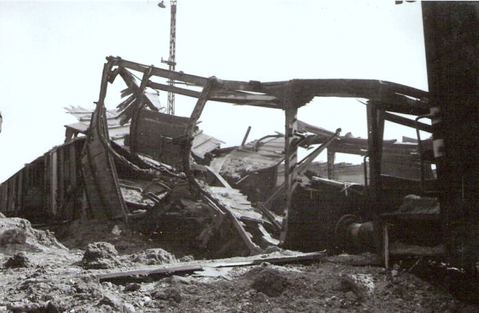  Bratislava sriaď. nádražie. Rozbité a zhorené vozne v smerovej skupine po bombardovaní. Anon., 1945. 123 x 80 