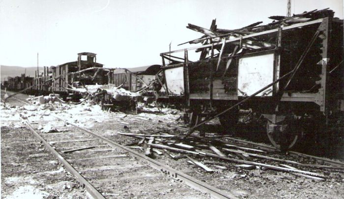  Bratislava sriaď. nádražie. Rozbité a zhorené vozne v smerovej skupine po bombardovaní. Vzadu Karpaty. Anon., 1945. 123 x 80 