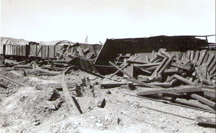  Bratislava sriaď. nádražie. Rozbité a zhorené vozne po bombardovaní. Vzadu Karpaty. Anon., 1945. 123 x 81 