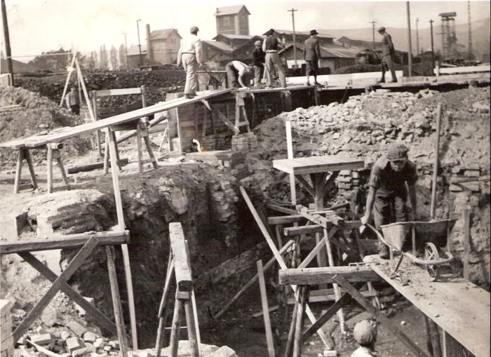  Bratislava sriaď. nádražie - staré depo. Výstavba admin. budovy na troskách býv. elektrárne. Stav. ruch, lešenia, vz. vodárne, Teudloff, 456.1 a remíza s pôvodnou strechou. Anon., cca 1948. 178 x 143 