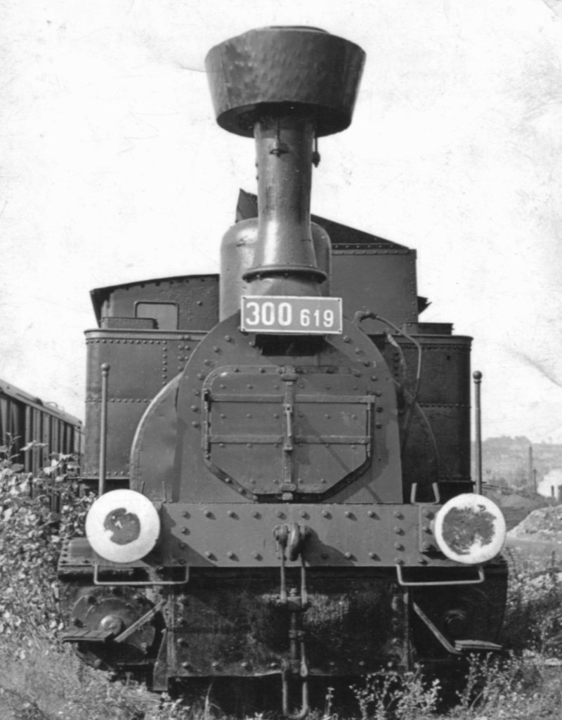  Parný rušeň 300.619 ČSD. Pohľad zpredu. Foto: P. Vančura, cca 1970. 103 x 126 