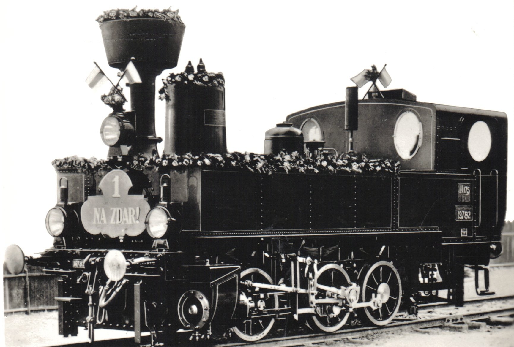  Parný rušeň 197.82 KKStB - ozdobený, s nápisom 1 NA ZDAR! Pohľad zľava zpredu. Anon., 1900. 145 x 103 - pohľadnica Pressfoto Praha 