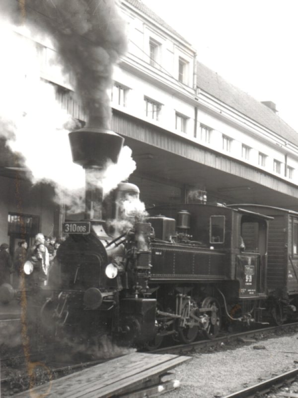  Parný rušeň 310.006 + Dk pri 1. nástupišti v Hradci Králové. Pohľad zľava zpredu. Foto: O. Čížek, 7.10.1989. 118 x 170 