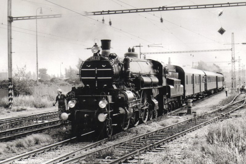  Parný rušeň 310.23 OeBB + Da + 2 podvozkové osobné vozne v Brne v rámci podujatia 150 rokov železníc na území ČSSR. Foto: M. Hájek, 23.6.1989. 178 x 130 