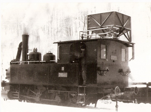  Parný rušeň 310.433 ČSD na koľajisku pri rušňovej remíze v podniku Švermove železiarne Podbrezová. Pohľad zľava zozadu. Foto: K. Vaculovič, 28.11.1981. 238 x 180 