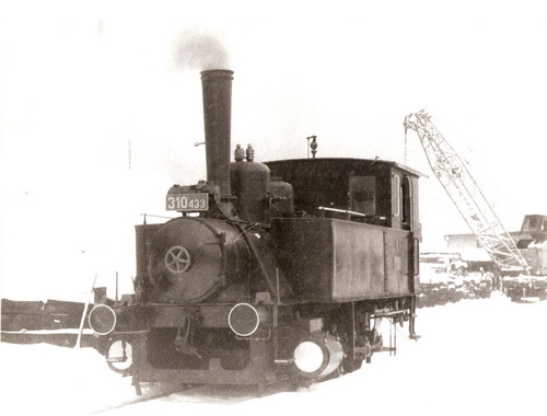  Parný rušeň 310.433 ČSD na koľajisku pri rušňovej remíze v podniku Švermove železiarne Podbrezová. Pohľad zľava zpredu. Foto: K. Vaculovič, 28.11.1981. 240 x 180 