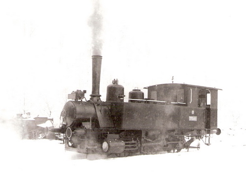  Parný rušeň 310.433 ČSD na koľajisku pri rušňovej remíze v podniku Švermove železiarne Podbrezová. Pohľad zľava zpredu. Foto: K. Vaculovič, 28.11.1981. 180 x 130 