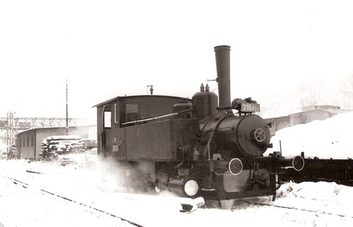 Parný rušeň 310.433 ČSD na koľajisku pri rušňovej remíze v podniku Švermove železiarne Podbrezová. Pohľad zprava zpredu. Foto: K. Vaculovič, 28.11.1981. 180 x 130 