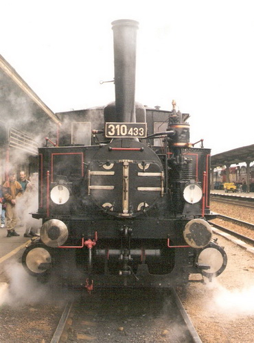  Parný rušeň 310.433 ČSD pri prvom peróne žst. Vrútky. Pohľad zpredu. Foto: M. Entner, 1996. 126 x 180, COLOR 