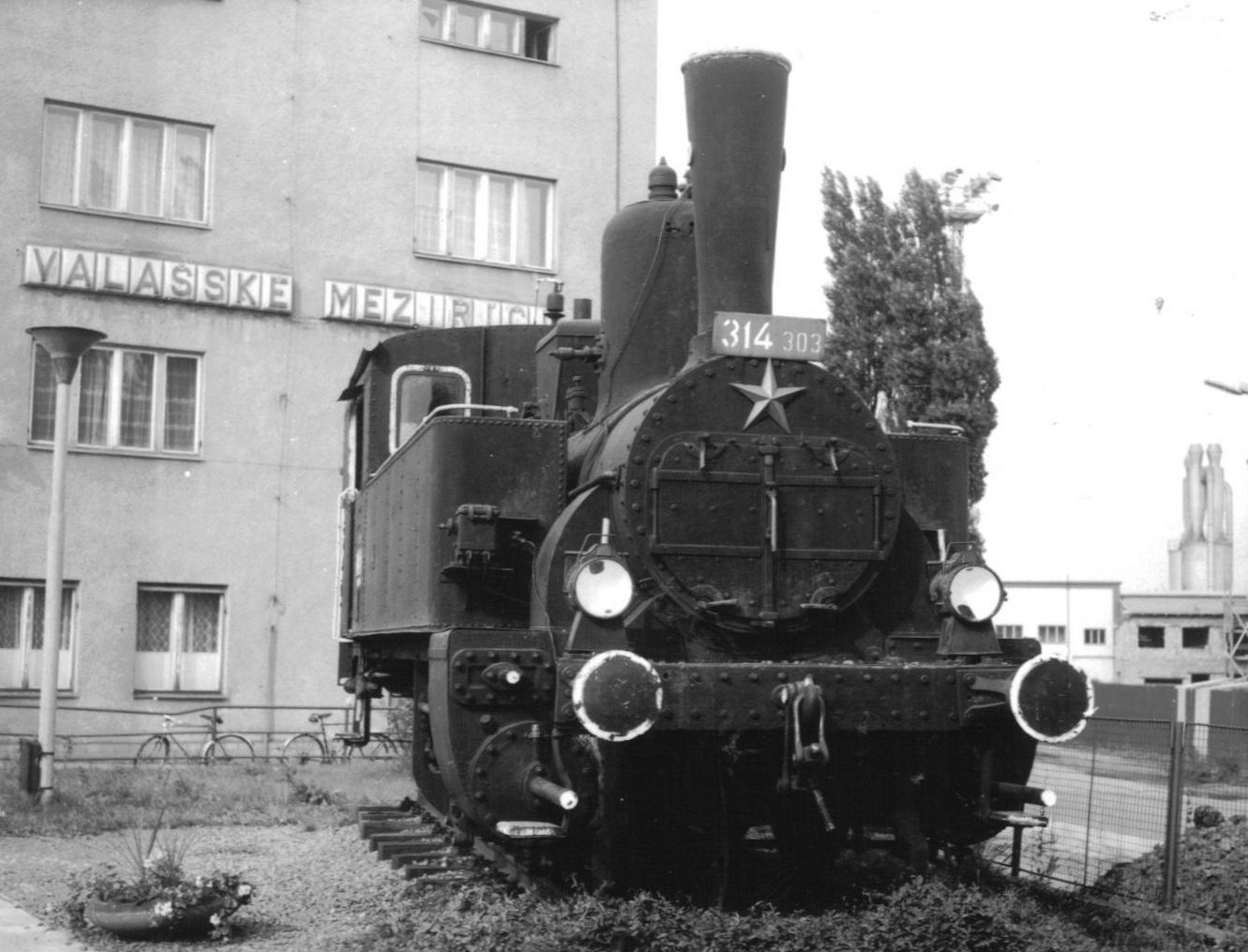  Parný rušeň 314.303 na pomníku v RD Valašské Meziříčí. Pohľad zpredu. Anon., cca 1980. 115 x 90 
