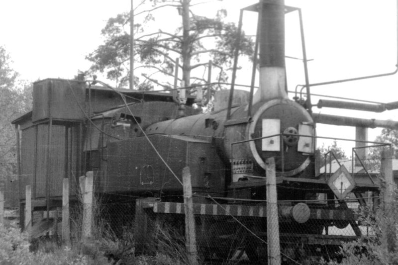  Parný rušeň 317.102 ako vykurovací kotol. Pohľad zprava zpredu. Foto: J. Česák, cca 1980. 149 x 115 