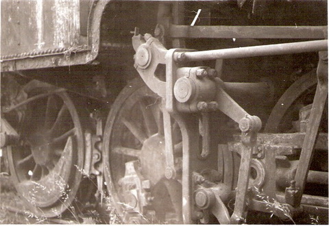  Parný rušeň 331.019 (?), pohľad zprava, detail kolies s odrezanými driekmi spojníc. Foto: J. Kubáček, 11.6.1979. 119 x 82 