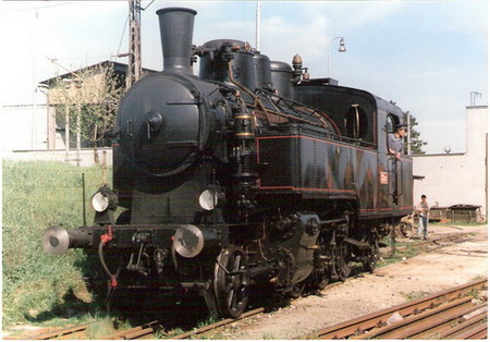  Parný rušeň 331.037 pri zbrojení vody v Jablonici. Pohľad zľava zpredu. Foto: P. Toman, 3.5.1997. 126 x 88. COLOR 