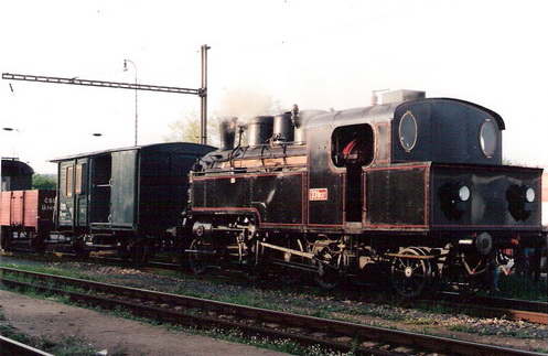  Parný rušeň 331.037+ Dk + Ur v stanici na trati Trnava - Jablonica. Pohľad zľava zozadu. Foto: M. Entner, 1997. 126 x 88, COLOR 