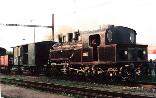  Parný rušeň 331.037+ Dk + Ur v stanici na trati Trnava - Jablonica. Pohľad zľava zozadu. Foto: M. Entner, 1997. 178 x 126, COLOR 