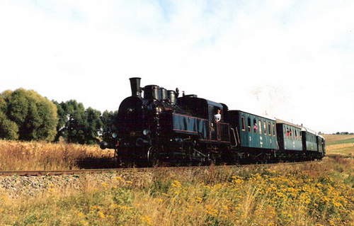  Parný rušeň 331.037 so súpravou Ci/Ce pri Alekšinciach. Pohľad zľava zpredu. Foto: R. Chalupa, 4.10.1997. 126 x 88, COLOR 