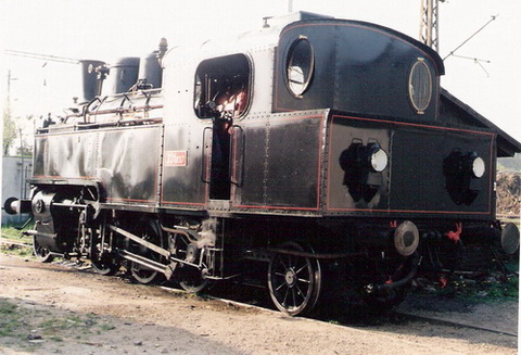  Parný rušeň 331.037. Pohľad zľava zozadu. Foto: M. Entner, 1997. 126 x 89, COLOR 