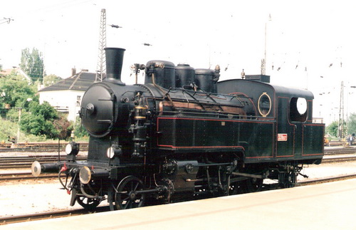  Parný rušeň 331.037 pri 6. peróne žst. Batislava hl. st. Pohľad zľava zpredu. Foto: M. Entner, 1997. 178 x 126, COLOR 