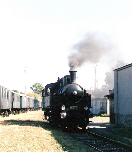  Parný rušeň 331.037 v starom RD Bratislava východ pri naftových nádržiach. Pohľad zpredu (od Rače). Foto: M. Entner, cca 1998 126 x 178, COLOR 